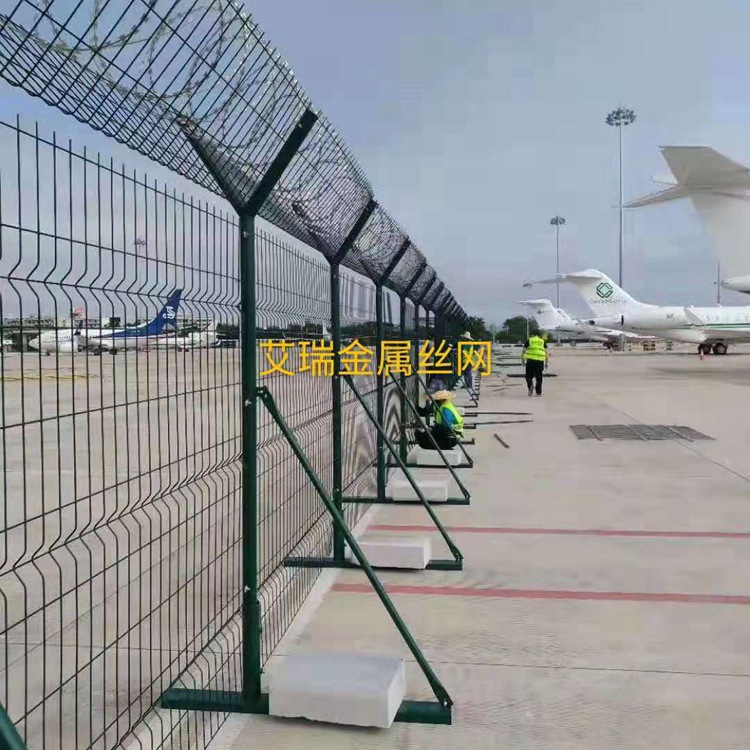 北京大興機(jī)場(chǎng)飛行區(qū)圍界鐵絲網(wǎng)安裝完畢圖片3